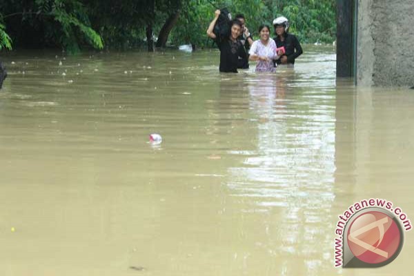 Banjir rendam ribuan rumah di Karawang Banjir rendam ribuan rumah di Karawang