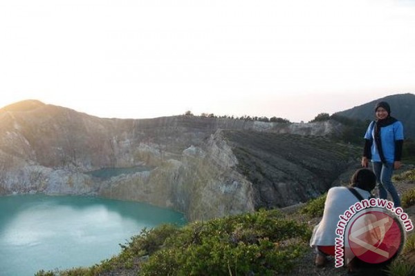 Air Danau Kelimutu berubah warna Air Danau Kelimutu berubah warna
