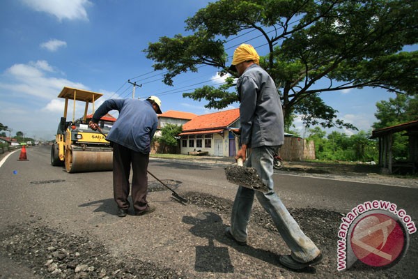Dalam soal perbaikan jalan rusak, tirulah Banyuwangi Dalam soal perbaikan jalan rusak, tirulah Banyuwangi