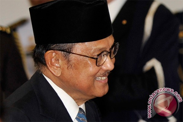Habibie tulis kalimat puitis 1.000 hari Ainun Habibie tulis kalimat puitis 1.000 hari Ainun