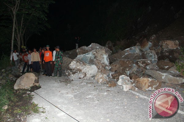 Jalan raya Ngawi-Madiun longsor akibat banjir Jalan raya Ngawi-Madiun longsor akibat banjir