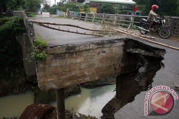 Jalur Ponorogo-Pacitan terputus akibat jembatan runtuh Jalur Ponorogo-Pacitan terputus akibat jembatan runtuh