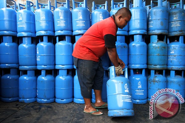 Harga elpiji 12 kg naik sebesar Rp12.000/tabung Harga elpiji 12 kg naik sebesar Rp12.000/tabung