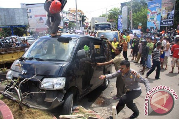 Tabrakan beruntun di Tanjungpinang satu orang tewas Tabrakan beruntun di Tanjungpinang satu orang tewas