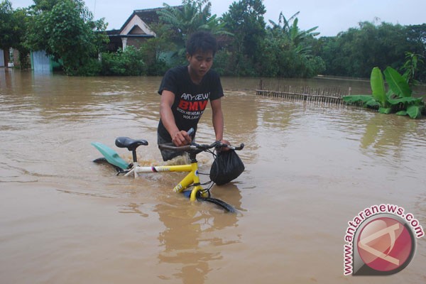 Banjir Ngawi mulai surut Banjir Ngawi mulai surut