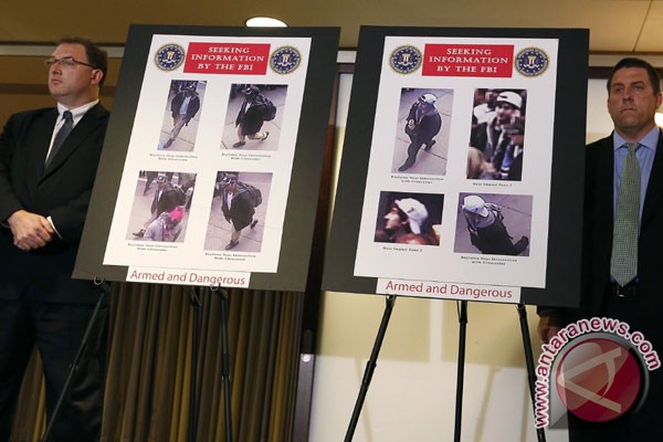 FBI siarkan gambar dua tersangka pemboman Boston FBI siarkan gambar dua tersangka pemboman Boston
