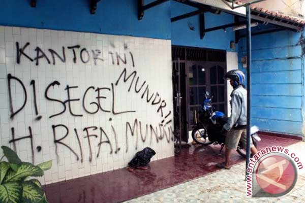 Kantor Demokrat Karawang dirusak kader sendiri Kantor Demokrat Karawang dirusak kader sendiri