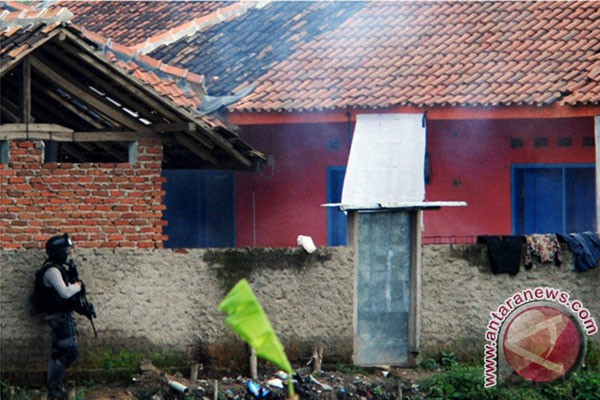 Polisi geledah satu rumah di Bandung