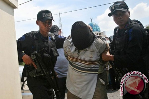 Rumah Angga diperiksa Rumah Angga diperiksa