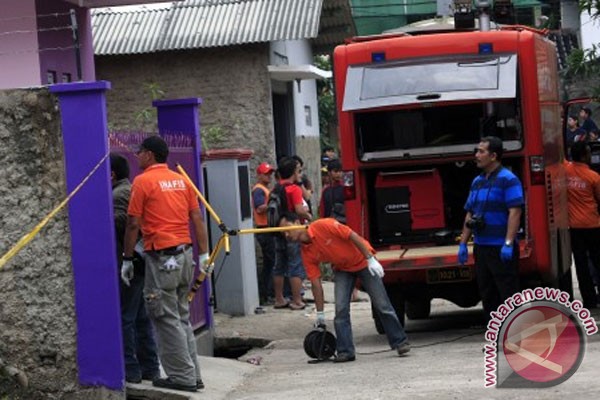 Polisi geledah rumah terduga teroris di Bandung Polisi geledah rumah terduga teroris di Bandung