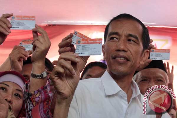 Jokowi beri guru honorer KJS Jokowi beri guru honorer KJS