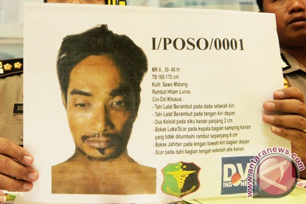 Foto pelaku bom <b>bunuh diri</b> di Markas Polres Poso, Sulawesi Tengah. - 20130604Ekspose-Pelaku-Bom-Poso-040613-bmz-3xx