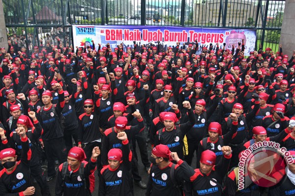 Buruh tuntut kenaikan upah tahun 2014 Buruh tuntut kenaikan upah tahun 2014