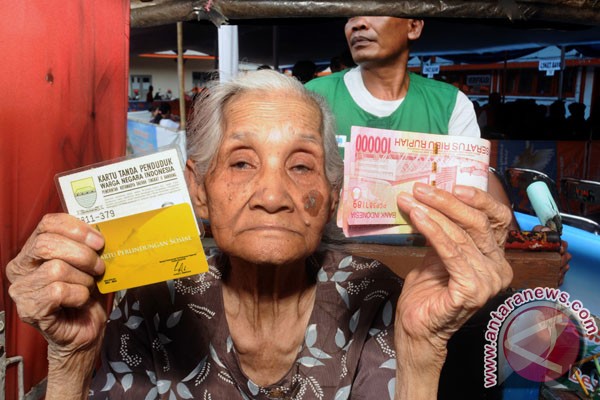 Penerima BLSM: bantuan ini sangat berarti Penerima BLSM: bantuan ini sangat berarti
