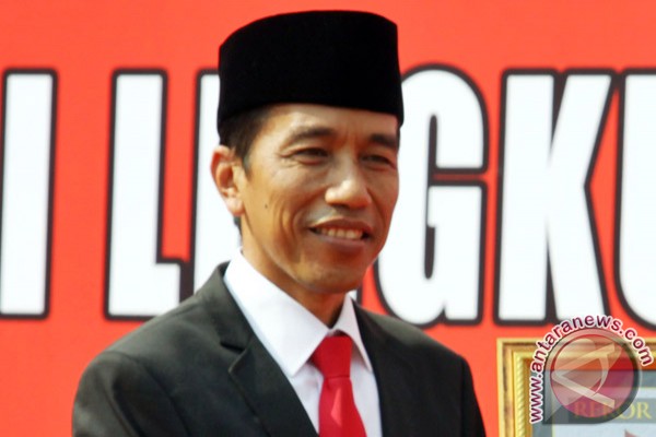 http://img.antaranews.com/new/2013/06/ori/20130627Pelantikan-Lurah-dan-Camat-Jakarta-270613-ds-7-Jokowi.jpg