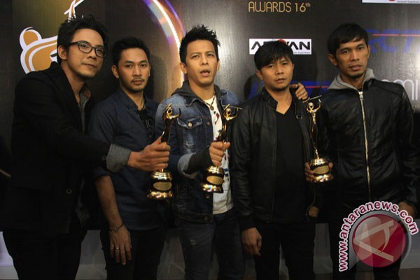 NOAH raih 6 piala AMI Awards NOAH raih 6 piala AMI Awards