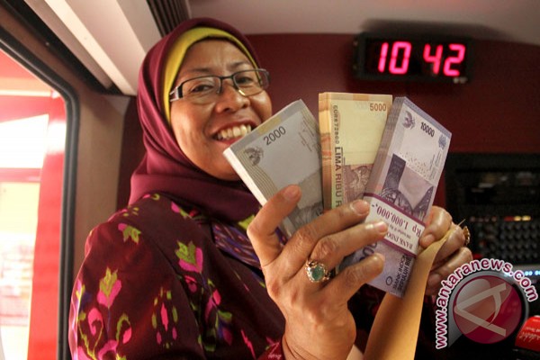 Masyarakat mulai tukar uang recehan Masyarakat mulai tukar uang recehan