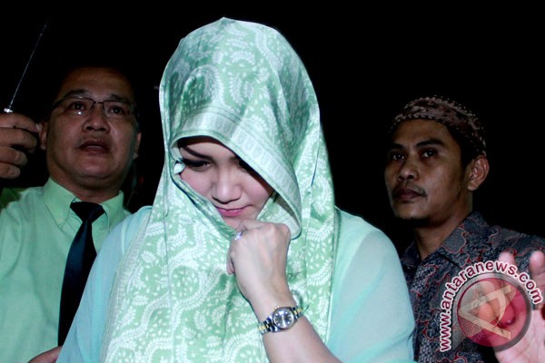 Pernikahan Bella Saphira-Agus memakai adat Melayu Pernikahan Bella Saphira-Agus memakai adat Melayu