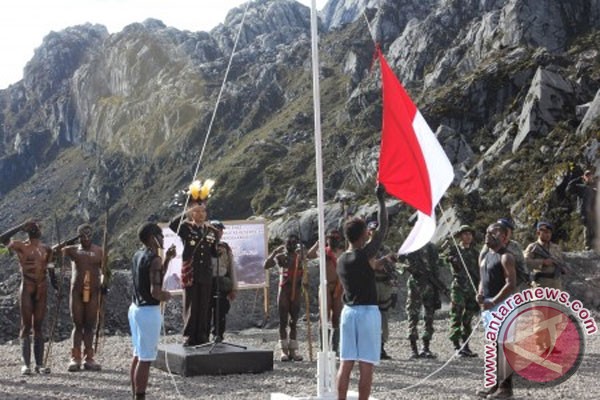 Pengibaran Merah-Putih di Cartensz jadi agenda tahunan Pengibaran Merah-Putih di Cartensz jadi agenda tahunan