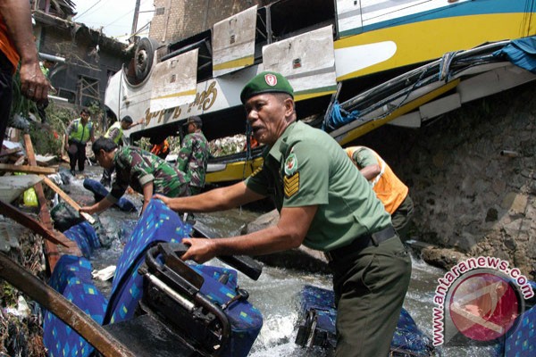 18 tewas dalam kecelakaan bus Giri Indah di Puncak Bogor 18 tewas dalam kecelakaan bus Giri Indah di Puncak Bogor