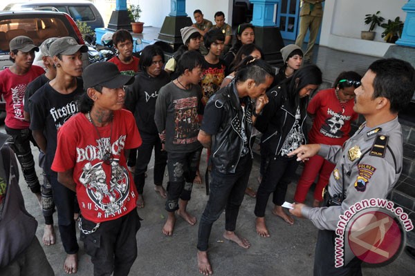 Anak+Punk Polisi memberikan pengarahan dan bimbingan kepada sejumlah anak punk ...