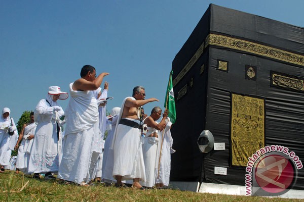 haji, latihan tata cara menunaikan ibadah haji di Tanah Suci.(FOTO