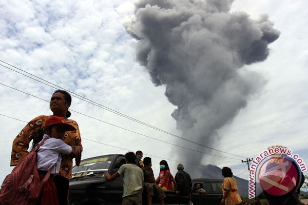 Gunung Sinabung meletus lagi Gunung Sinabung meletus lagi