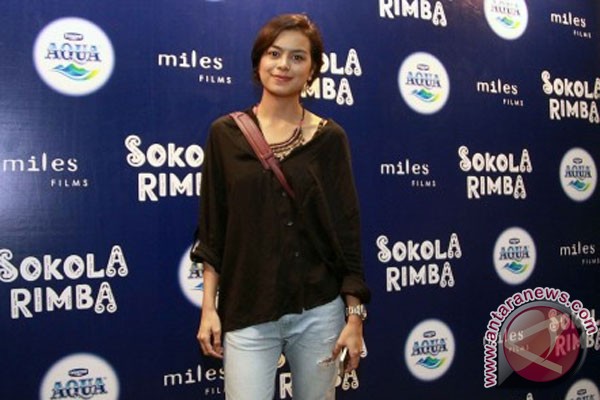 Artis Eva Celia saat menghadiri...