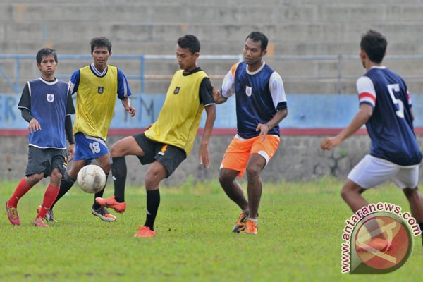 perdana untuk menghadapi kompetisi sepak bola Divisi Utama 2013 perdana untuk menghadapi kompetisi sepak bola Divisi Utama 2013