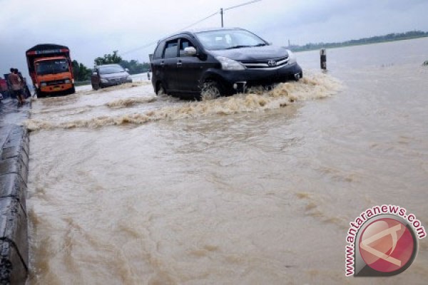 Banjir lumpur sempat lumpuhkan pantura Situbondo Banjir lumpur sempat lumpuhkan pantura Situbondo