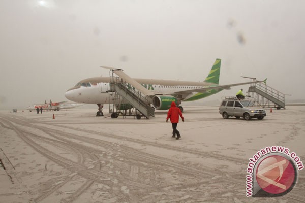 Bandara Adi Sucipto ditutup akibat abu Kelud Bandara Adi Sucipto ditutup akibat abu Kelud