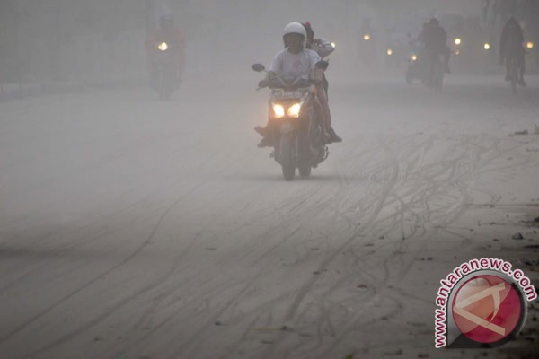 BNPB: abu Gunung Kelud banyak terbawa ke barat BNPB: abu Gunung Kelud banyak terbawa ke barat