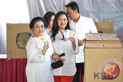 Megawati Gunakan Hak Pilih Ketua Umum PDI Perjuangan Megawati Soekarnoputri (kiri) didampingi Ketua Badan Pemenangan Pemilu PDI Perjuangan Puan Maharani (kedua kiri) dan keluarga menggunakan hak pilihnya di TPS 35, Kelurahan Kebagusan, Jakarta Selatan, Rabu (9/4). Megawati Soekarnoputri menggunakan hak pilihnya dengan menyoblos surat suara di TPS 35 didampingi bakal calon presiden PDI Perjuangan Joko Widodo. (ANTARA FOTO/Widodo S. Jusuf/Asf/mes/14).