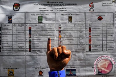 Ilustrasi--Seorang warga mempertunjukan jarinya usai memberikan hak pilihnya pada pemungutan suara Pemilu Legislatif 2014 di TPS di kawasan Pasar Baru, Jakarta, Rabu (9/4). (ANTARA FOTO/Zabur Karuru)