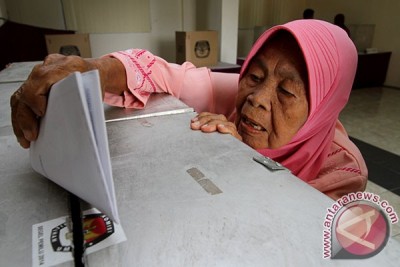 Ilustrasi--Warga memasukkan surat suara ke dalam kotak suara seusai pencoblosan Pemilu Legislatif. (ANTARA FOTO/M Agung Rajasa)