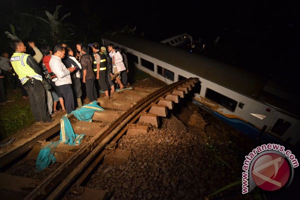 Kereta Malabar anjlok akibat longsor Kereta Malabar anjlok akibat longsor