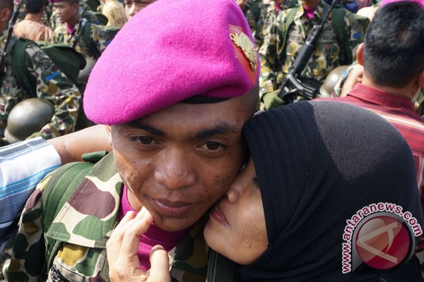 ... Seorang perempuan mencium anaknya usai menyematkan Baret Ungu Korps Marinir kepada anaknya, usai Pembaretan Tamtama - 20140414072