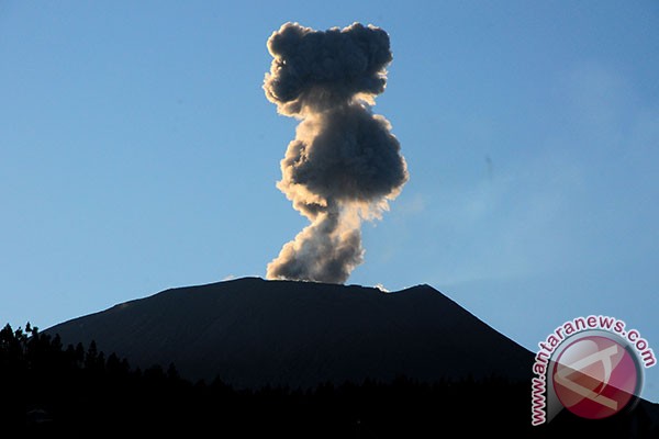 Mt Slamet spews magma 10 times Mt Slamet spews magma 10 times