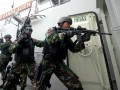 Sejumlah anggota Satuan Komando Pasukan Katak (Satkopaska) TNI AL Koarmabar melakukan parameter tempur akan melumpuhkan perompak yang berhasil menyusup di atas anjungan KRI Banda Aceh-593 ketika melintas di Perairan Samudera Pasifik, Kamis (5/6). Kegiatan tersebut merupakan bagian dari mengasah kemampuan VBSS (Visit Boarding Search and Seizure) sebelum menuju latihan bersama multilateral Rim of Pasific (RIMPAC) 2014 di pusat pelatihan Pearl Harbour dan Perairan Kepulauan Hawaii, Amerika Serikat, 25 Juni - 1 Agustus 2014. (ANTARA FOTO/M Risyal Hidayat)