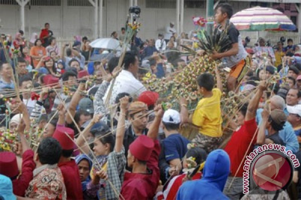 Ribuan warga berebut gunungan Ribuan warga berebut gunungan