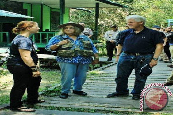 Bill Clinton Visits The Work Area of PT. Rimba Raya Conservation and Camp Leakey in Tanjung Puting Bill Clinton Visits The Work Area of PT. Rimba Raya Conservation and Camp Leakey in Tanjung Puting