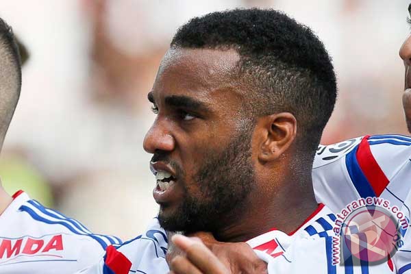 Lyon kembali menang untuk pangkas jarak dengan Marseille - 20140811soccer-110814-9