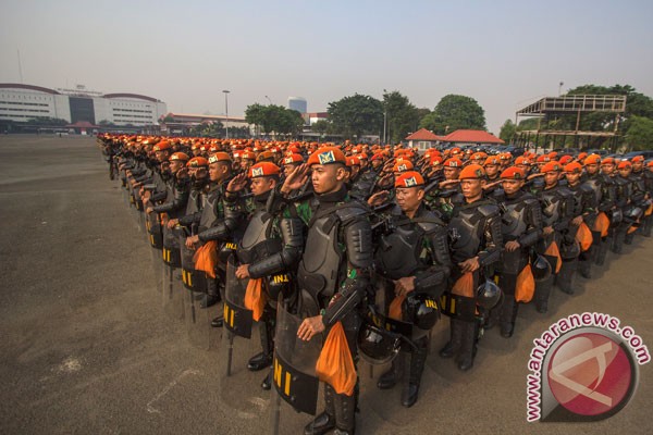 TNI bersenjata lengkap siaga di Balaikota