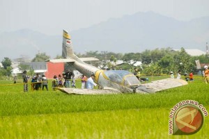 Pesawat latih TNI AU mendarat darurat di sawah