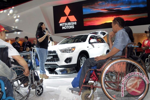 Para penyandang disabilitas dalam acara Indonesian Motor Show 2014