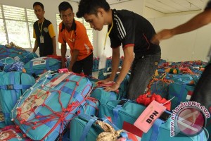 Petugas embarkasi Surabaya temukan 24 koper jamu dan rokok