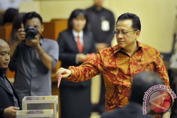 Senator asal Sumatera Barat Irman Gusman memasukan kertas suara saat ...