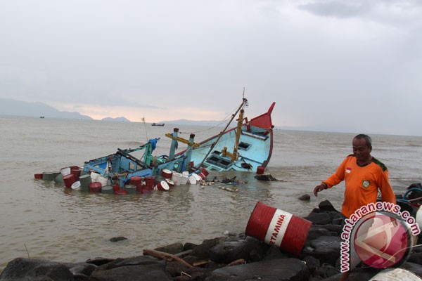 Ombak besar, angin kencang karamkan tiga perahu nelayan Pamekasan