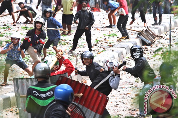 Polisi lepaskan tembakan bubarkan tawuran di Lenteng Agung