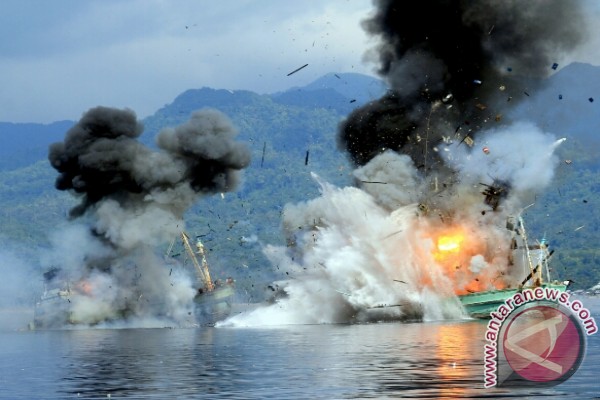 24 kapal ikan ilegal ditenggelamkan 24 kapal ikan ilegal ditenggelamkan